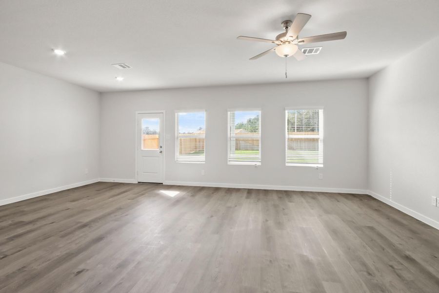Spacious, unfurnished interior of a new home in Lakes at Crockett Martin, Conroe (Image 10).