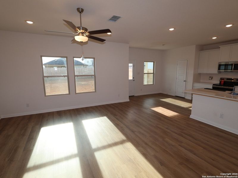 Spacious, unfurnished interior of a new home in Park Place, New Braunfels (Image 24).
