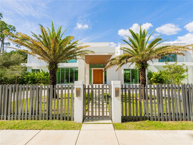 Exterior details and patio area of a home in , Pinecrest (Image 46).