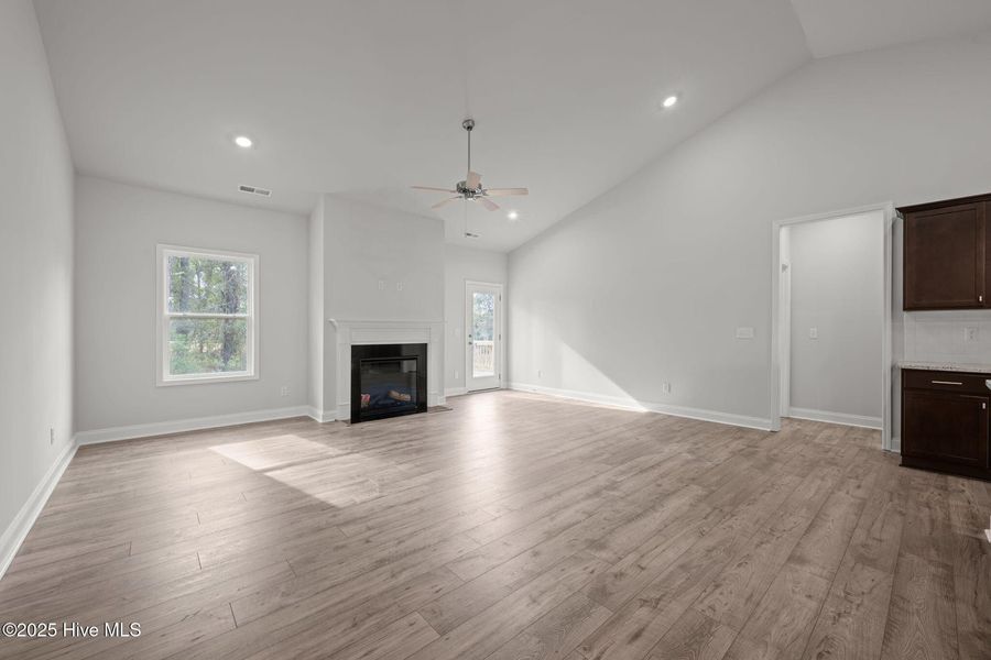 Spacious, unfurnished interior of a new home in Fairfield Harbour, New Bern (Image 18).