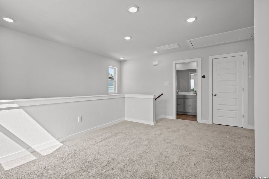 Spacious, unfurnished interior of a new home in Mesa Vista, San Antonio (Image 19).