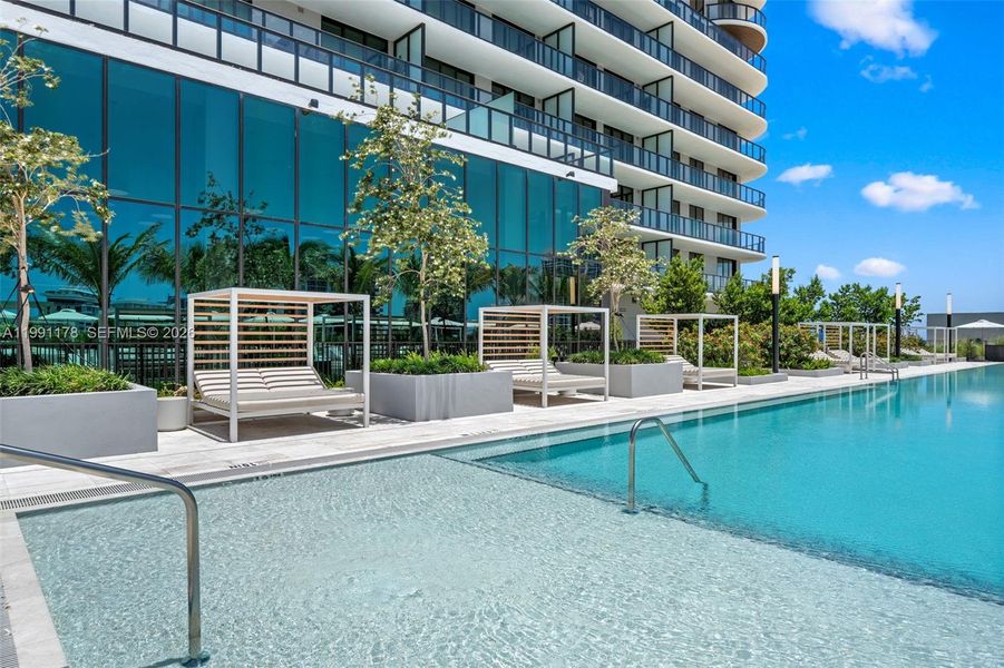 Condo located in Miami Beach, FL showcasing its design and architecture (Image 28).