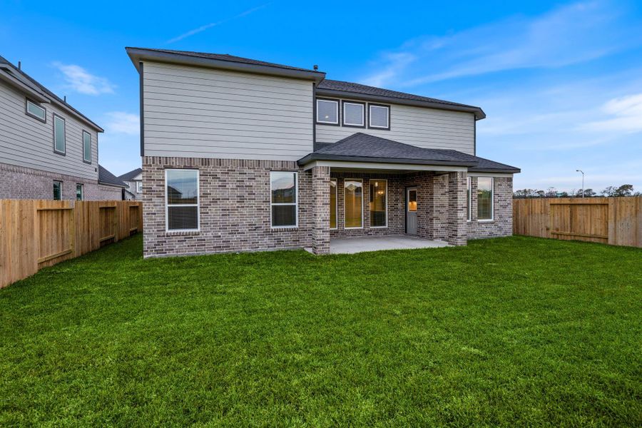Exterior details and patio area of a home in Briarwood Crossing, Rosenberg (Image 23).