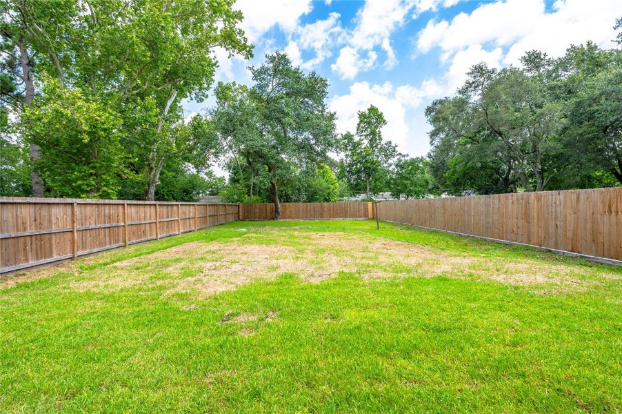 Exterior details and patio area of a home in , Alvin (Image 4).