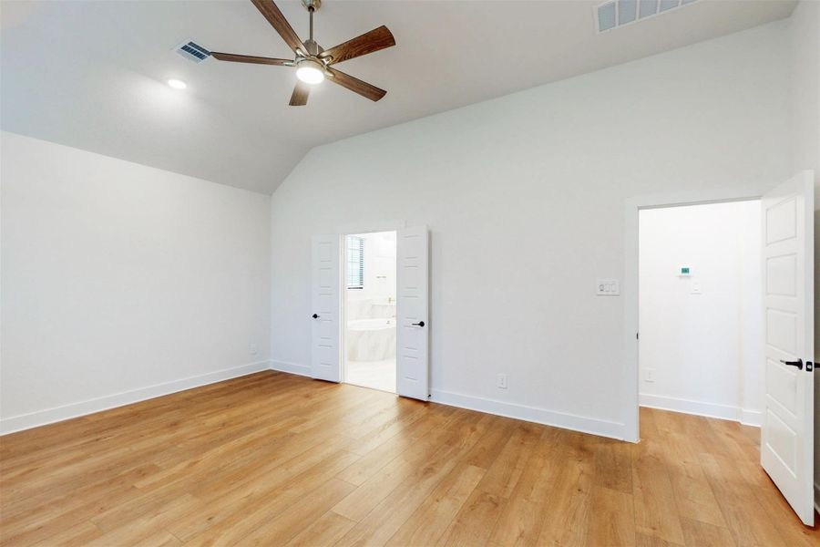 Spacious, unfurnished interior of a new home in Sorella, Tomball (Image 15).
