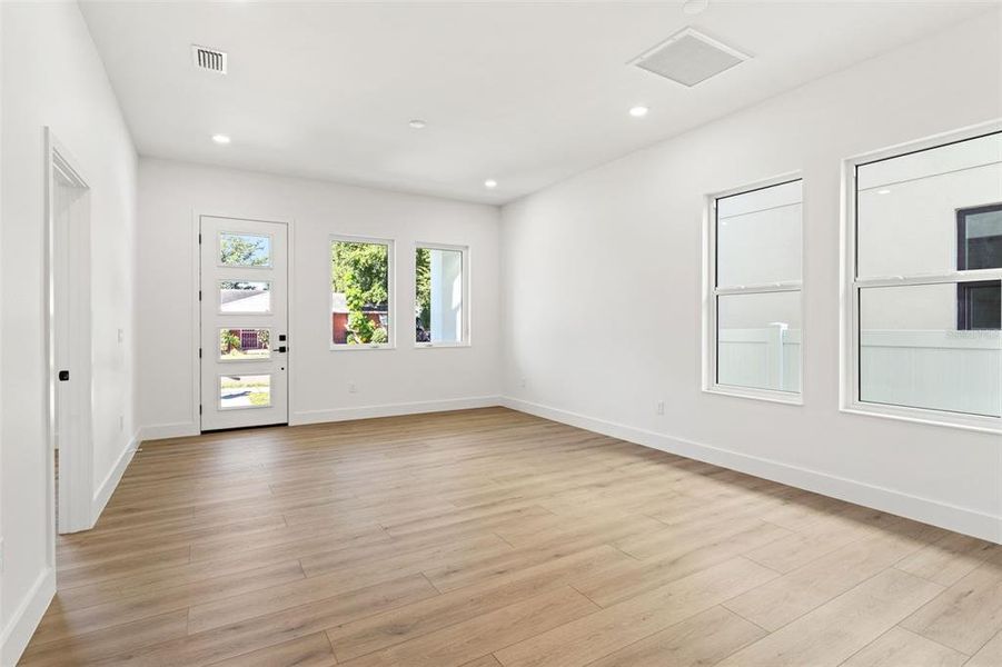 Spacious, unfurnished interior of a new home in , Tampa (Image 41).