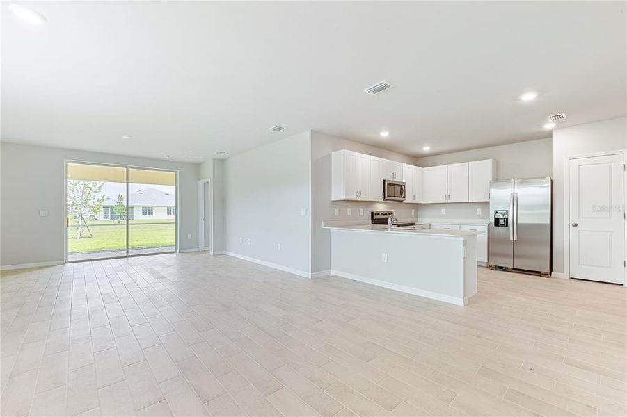 Spacious, unfurnished interior of a new home in Heritage Lake Park, Punta Gorda (Image 15).