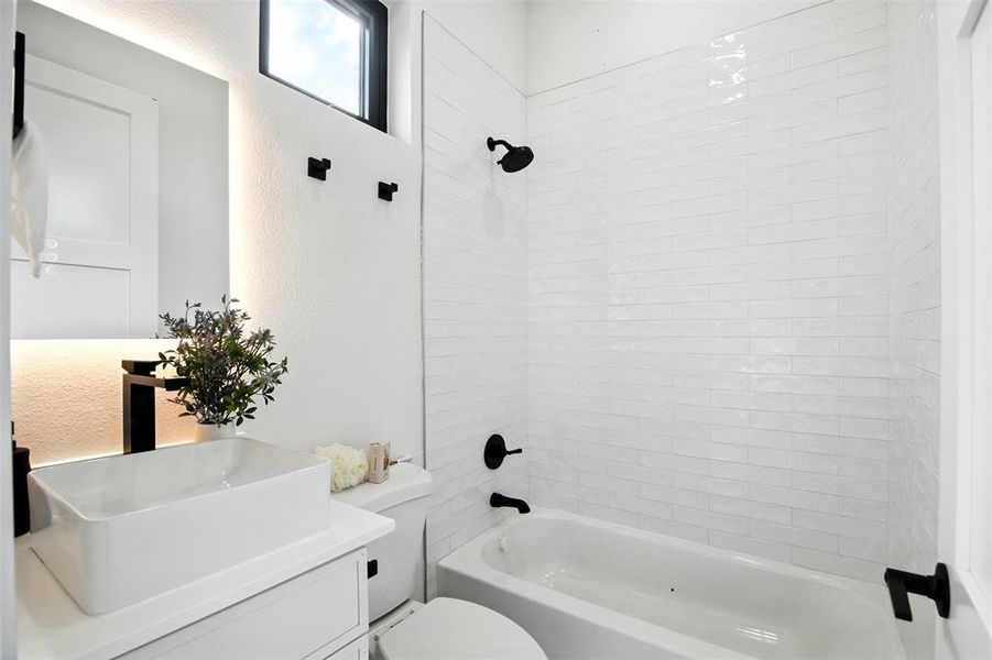 Furnished interior view inside a new home in , Dallas (Image 31).