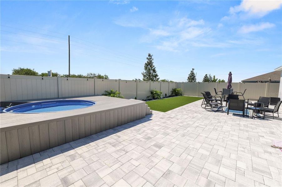 Exterior details and patio area of a home in Hunt Club Groves, Lake Wales (Image 3).