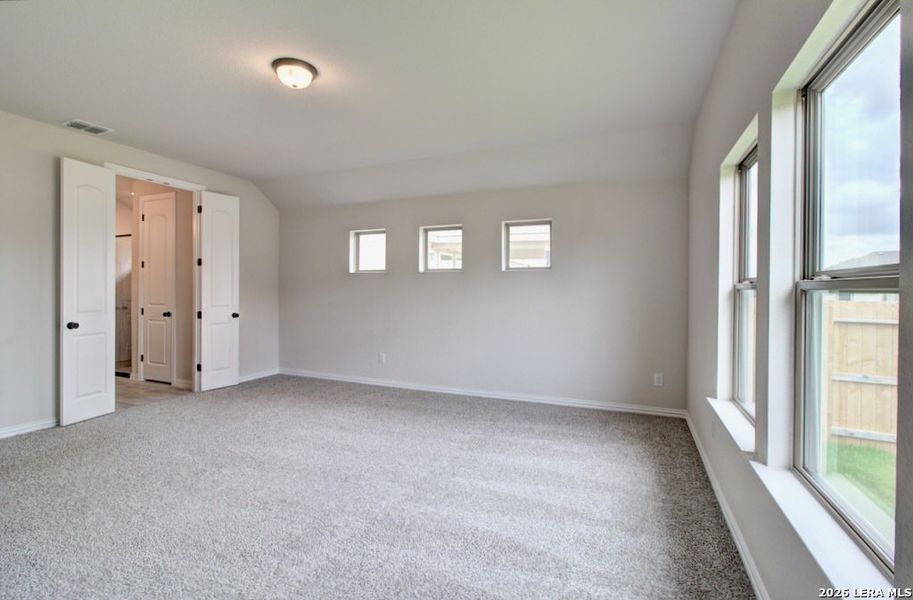 Spacious, unfurnished interior of a new home in Meyer Ranch - Enclave, New Braunfels (Image 11).