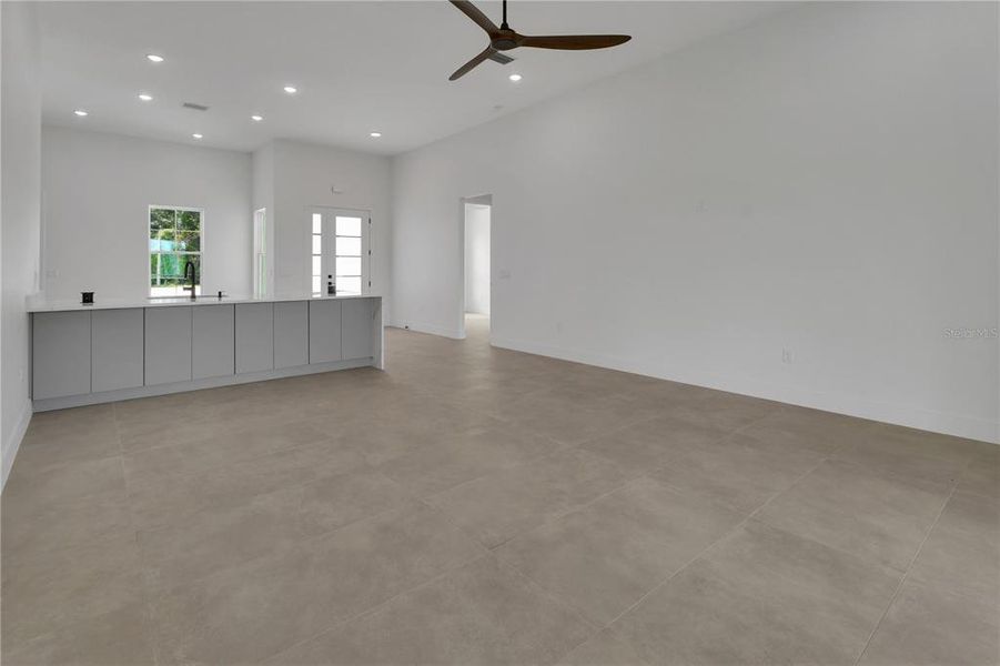 Spacious, unfurnished interior of a new home in , Deland (Image 25).