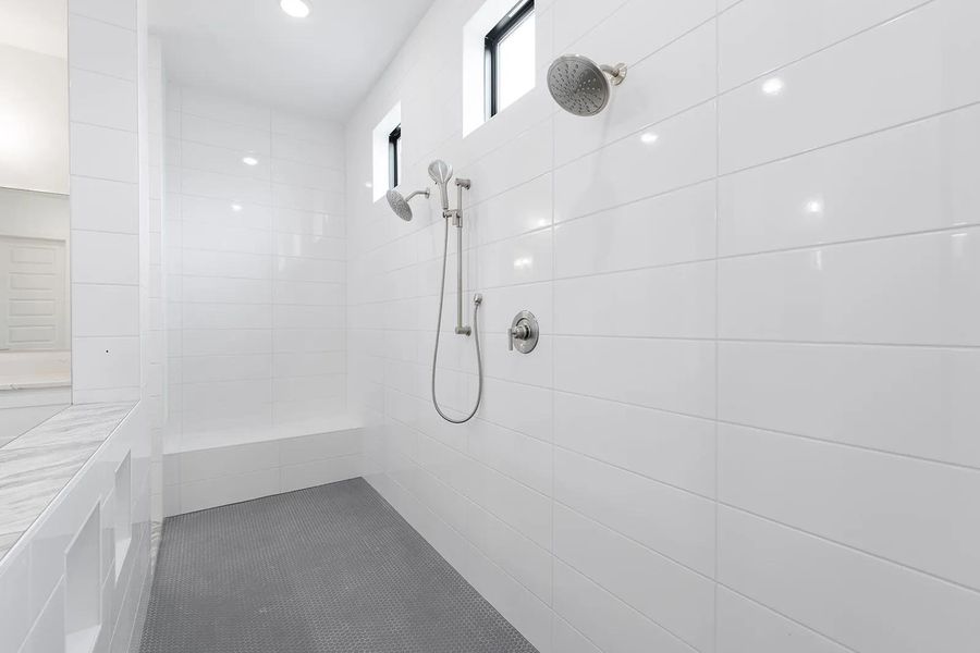 Lynmar II D Primary bath Lynmar II D Primary bath