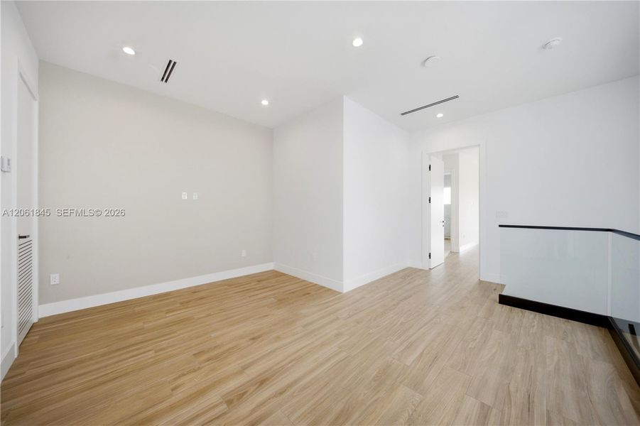 Spacious, unfurnished interior of a new home in , Fort Lauderdale (Image 60).
