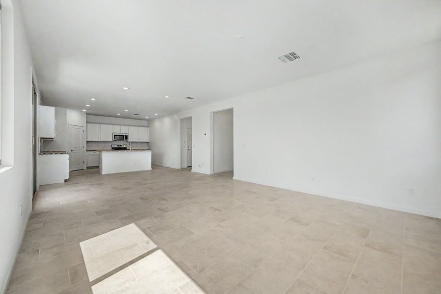 Spacious, unfurnished interior of a new home in Frontera, Surprise (Image 9).
