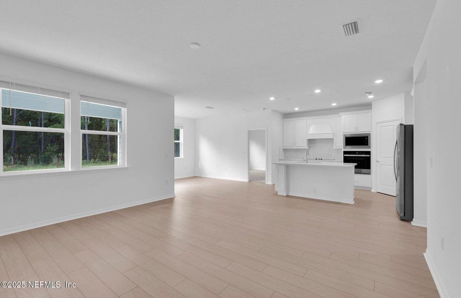 Spacious, unfurnished interior of a new home in Hyland Trail, Green Cove Springs (Image 12).