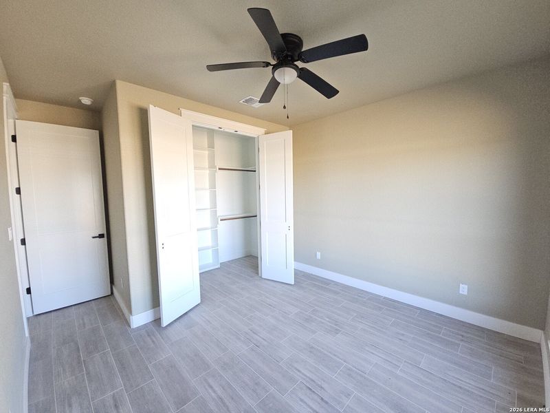 Spacious, unfurnished interior of a new home in , Bandera (Image 14).