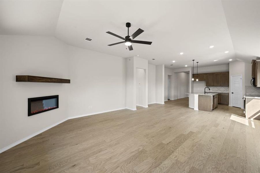Spacious, unfurnished interior of a new home in Summer Crest, Fort Worth (Image 17).