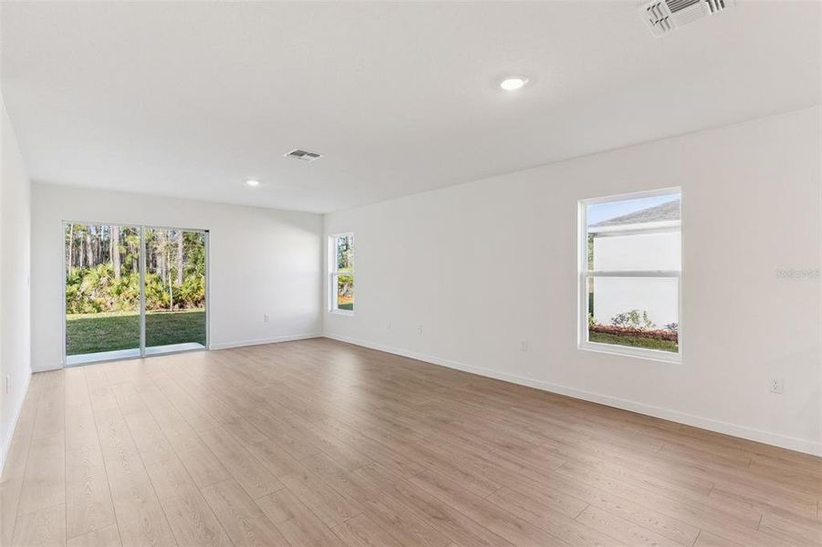 Spacious, unfurnished interior of a new home in Fountain View, Ormond Beach (Image 10).