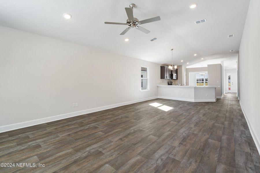 Spacious, unfurnished interior of a new home in Summerglen, Jacksonville (Image 18).