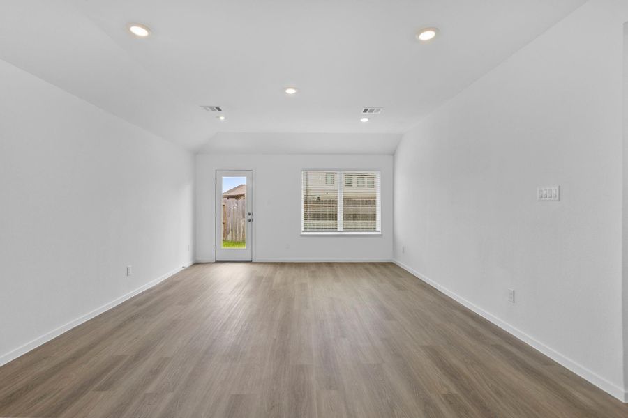 Spacious, unfurnished interior of a new home in Venetian Pines, Conroe (Image 15).