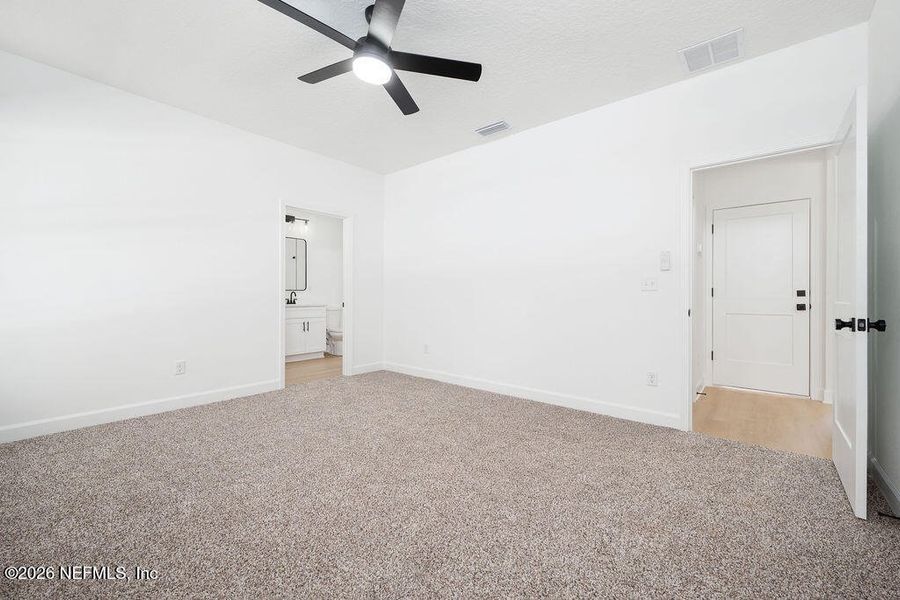 Spacious, unfurnished interior of a new home in , Middleburg (Image 12).