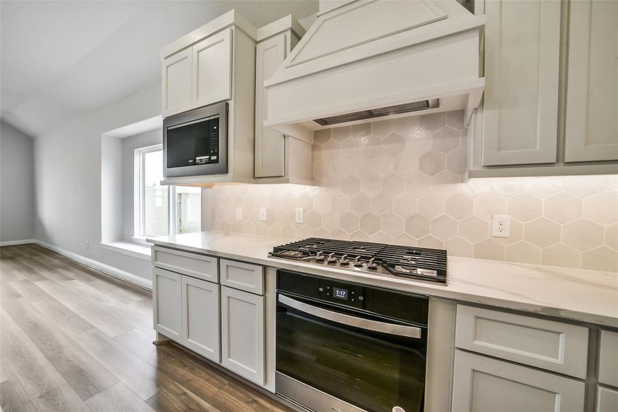 Furnished interior view inside a new home in Sienna 40', Missouri City (Image 13).