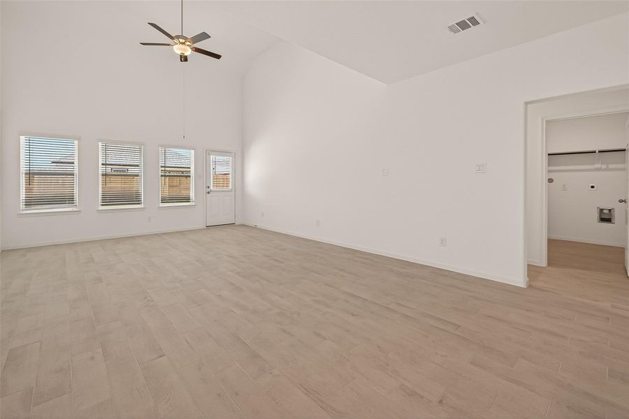 Spacious, unfurnished interior of a new home in Lago Mar, Texas City (Image 22).