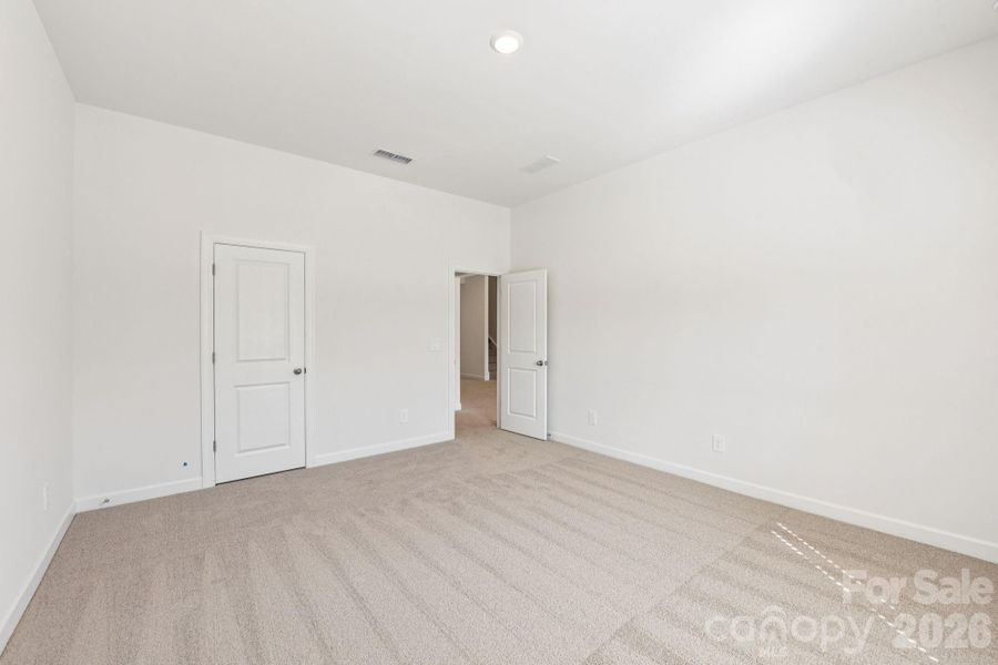 Spacious, unfurnished interior of a new home in Brighton Springs, York (Image 12).