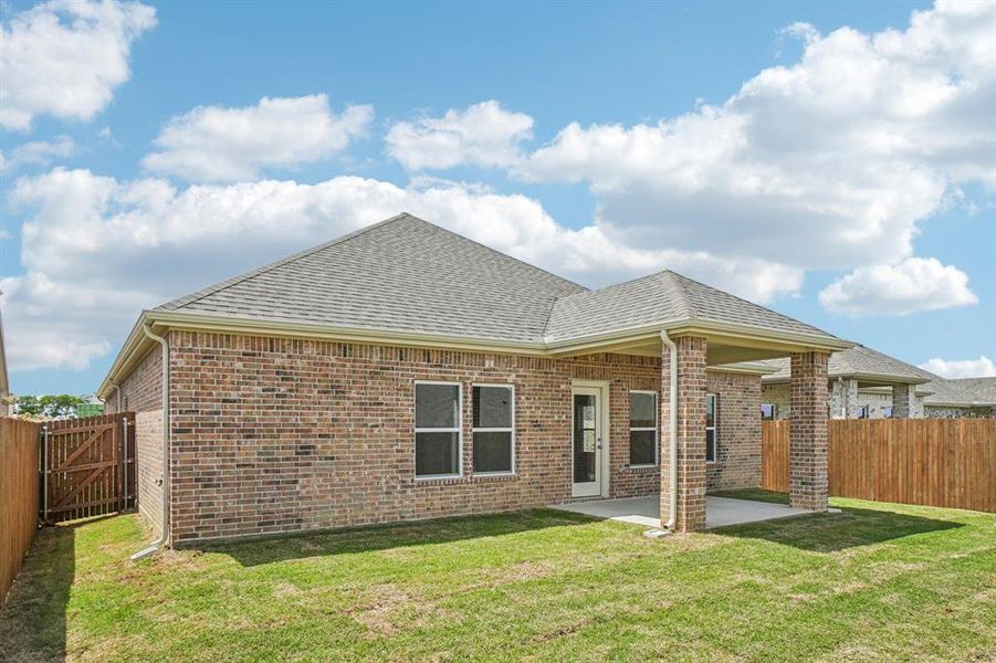 Exterior details and patio area of a home in Lone Oak, Alvarado (Image 4).