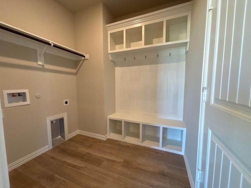 Spacious, unfurnished interior of a new home in Waterford Park, Weatherford (Image 9).