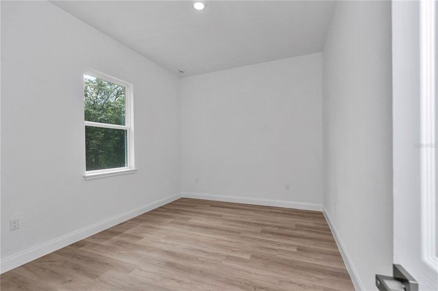 Spacious, unfurnished interior of a new home in , Citrus Springs (Image 42).