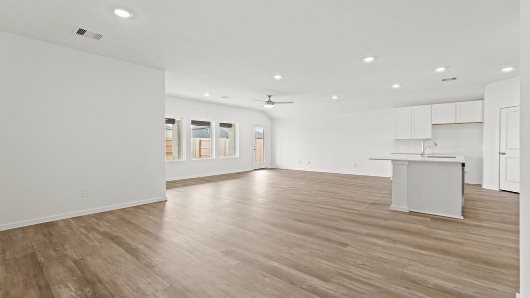 Spacious, unfurnished interior of a new home in Sunterra, Katy (Image 16).