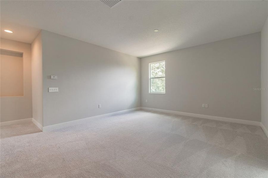 Spacious, unfurnished interior of a new home in , Tampa (Image 37).