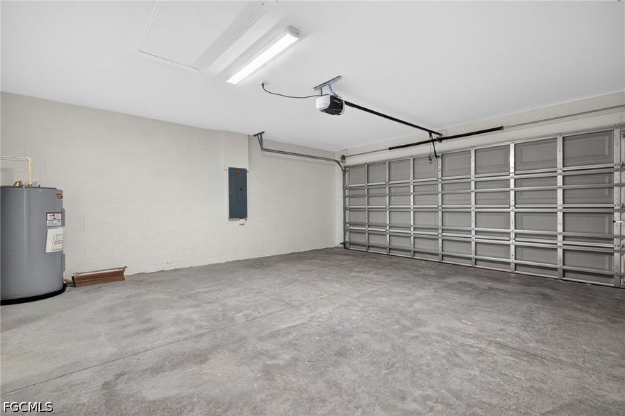 Spacious, unfurnished interior of a new home in Cape Coral, Cape Coral (Image 24).