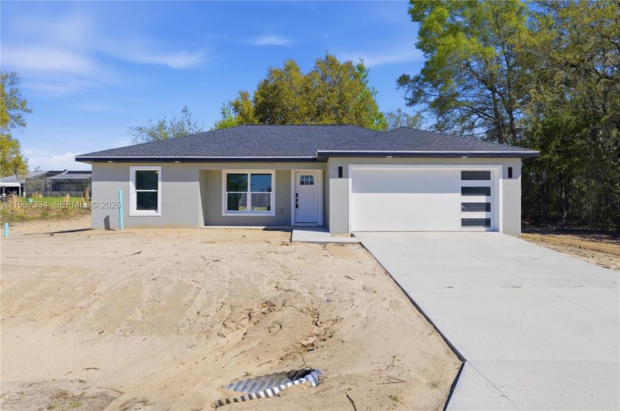 Exterior details and patio area of a home in , Dunnellon (Image 11). Exterior details and patio area of a home in , Dunnellon (Image 11).
