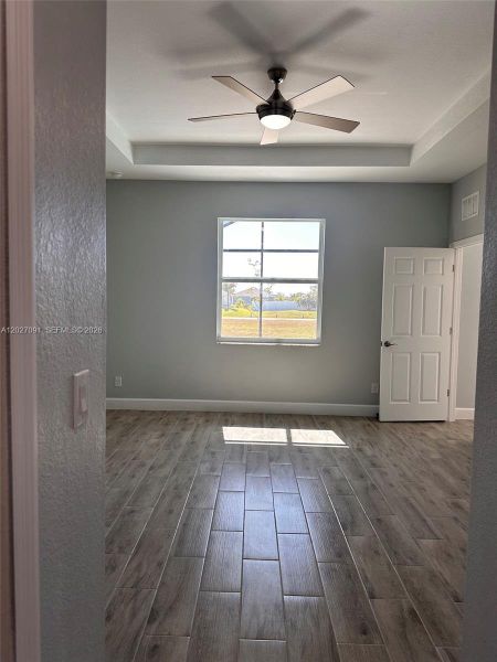 Spacious, unfurnished interior of a new home in , Cape Coral (Image 11).