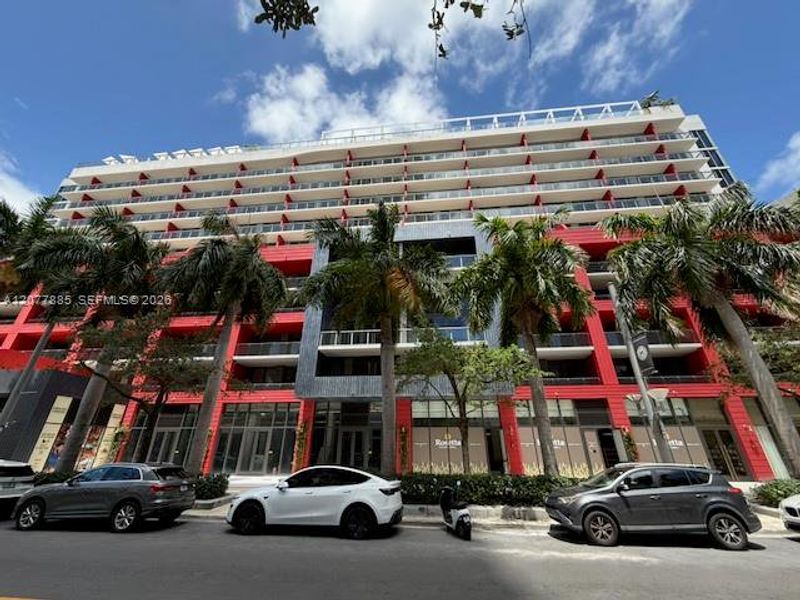 Condo located in Miami, FL showcasing its design and architecture (Image 19).