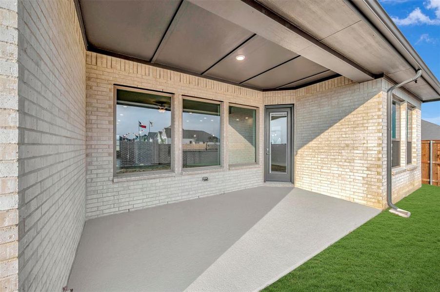 Exterior details and patio area of a home in Myrtle Creek, Waxahachie (Image 3).