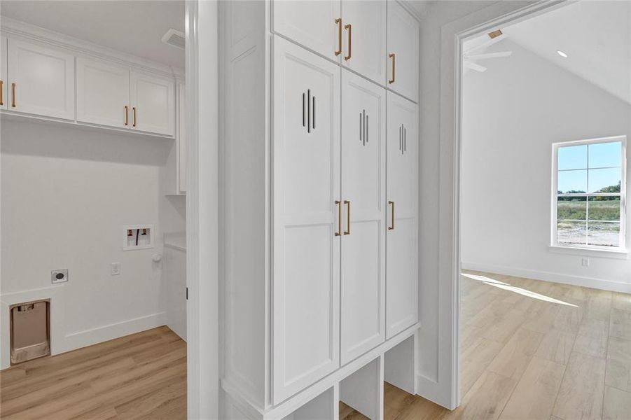 Spacious, unfurnished interior of a new home in Oak Water Ranch, Granbury (Image 24). Spacious, unfurnished interior of a new home in Oak Water Ranch, Granbury (Image 24).