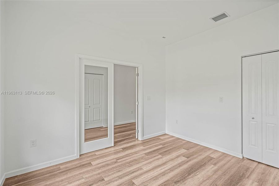 Spacious, unfurnished interior of a new home in , Sebring (Image 18).