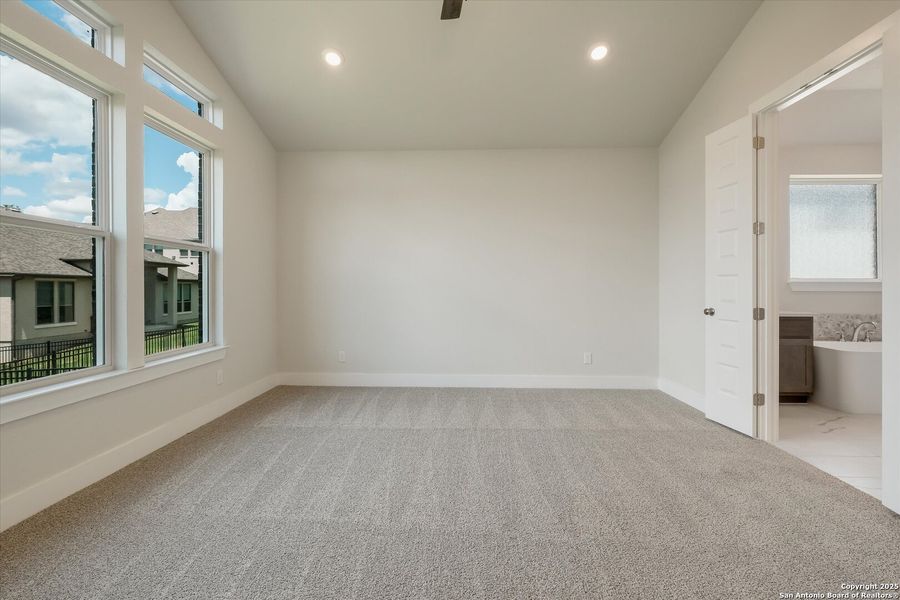 Spacious, unfurnished interior of a new home in Esperanza, Boerne (Image 27).