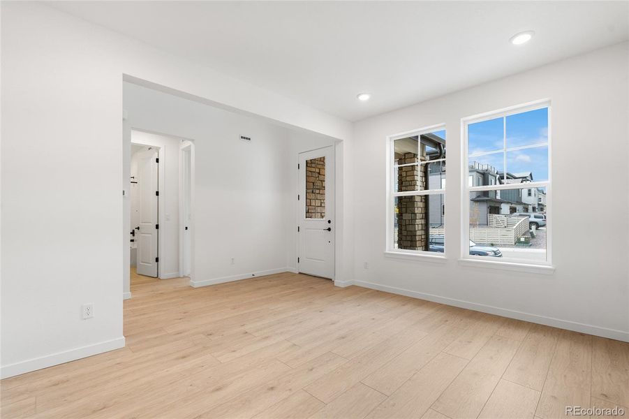Spacious, unfurnished interior of a new home in Sterling Ranch, Littleton (Image 16).
