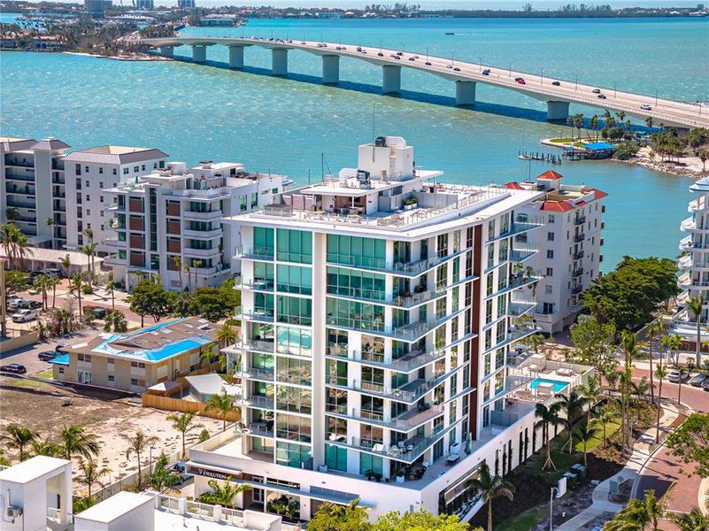 Condo located in Sarasota, FL showcasing its design and architecture (Image 3).