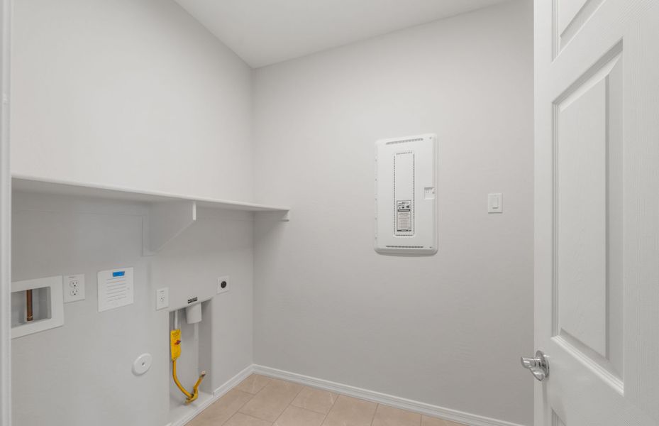 Spacious, unfurnished interior of a new home in Artisan at Asante, Surprise (Image 24).