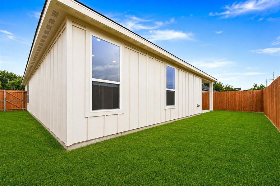 Exterior details and patio area of a home in , Granbury (Image 4).