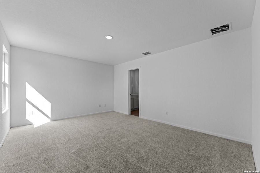 Spacious, unfurnished interior of a new home in Friendship Oaks, Fredericksburg (Image 15).