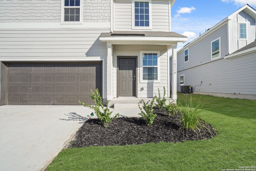 Exterior details and patio area of a home in Applewhite Meadows, San Antonio (Image 4).