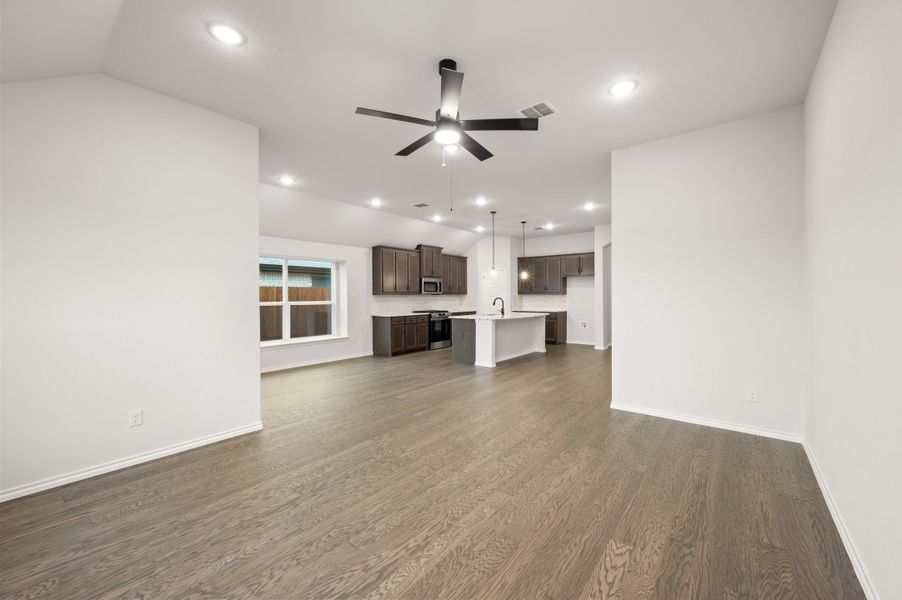 Spacious, unfurnished interior of a new home in Chisholm Hills, Cleburne (Image 16).