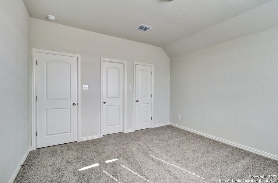Spacious, unfurnished interior of a new home in Veranda, San Antonio (Image 15).