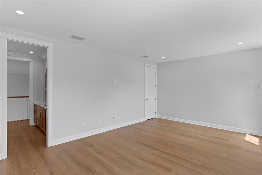 Spacious, unfurnished interior of a new home in , Tampa (Image 56).